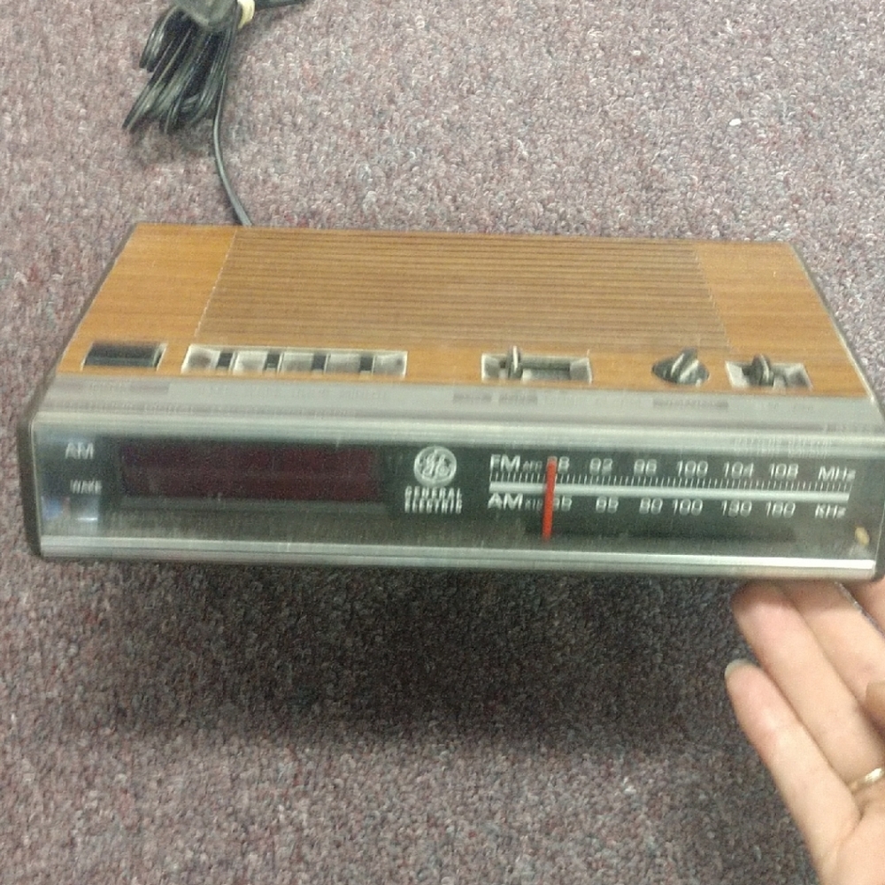 GE Vintage AM/FM Radio with Wood Finish